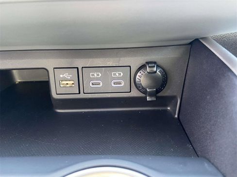 Used 2025 Toyota Highlander XLE image 25