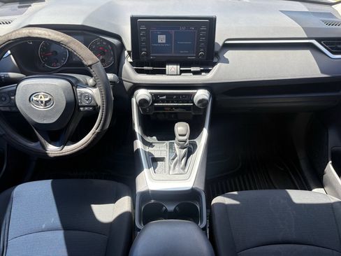 Used 2020 Toyota RAV4 LE FWD image 2