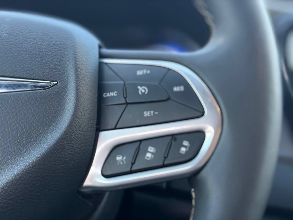 Certified 2025 Chrysler Pacifica Select FWD image 27