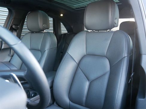 Used 2025 Porsche Macan image 5