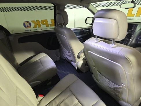 Used 2015 Chrysler Town & Country Touring image 17