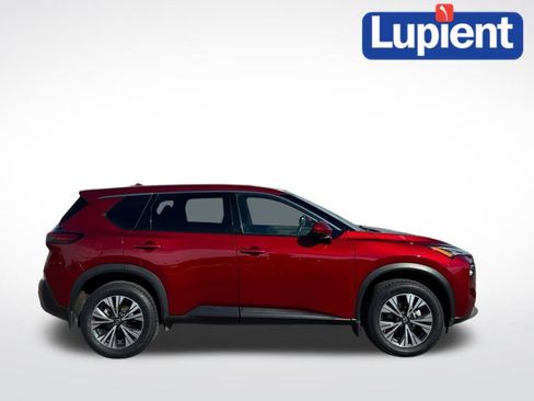 Used 2021 Nissan Rogue SV image 3