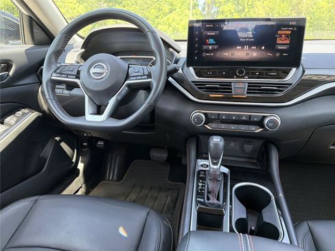 Used 2024 Nissan Altima 2.5 SR w/ SR Premium Package FWD image 3