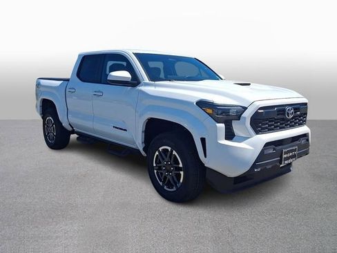 Used 2025 Toyota Tacoma TRD Sport AWD/4WD image 3