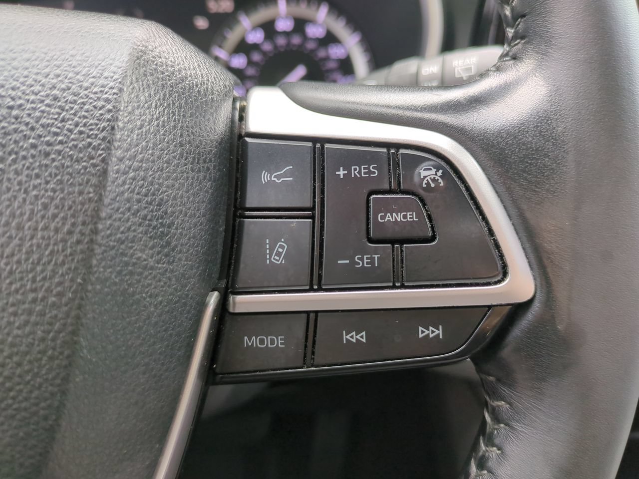 Used 2022 Toyota Highlander XLE AWD/4WD image 26