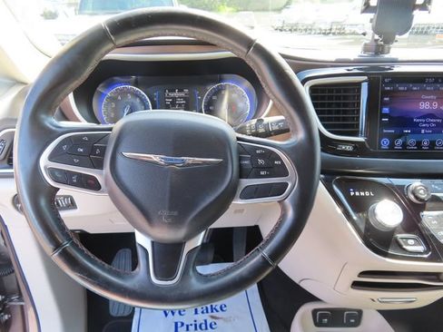 Used 2017 Chrysler Pacifica Touring-L FWD image 16