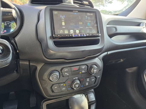 Used 2018 Jeep Renegade Latitude w/ Advanced Technology Group FWD image 18