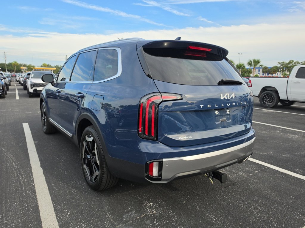 Certified 2025 Kia Telluride EX w/ EX Captain's Chair Package FWD image 14