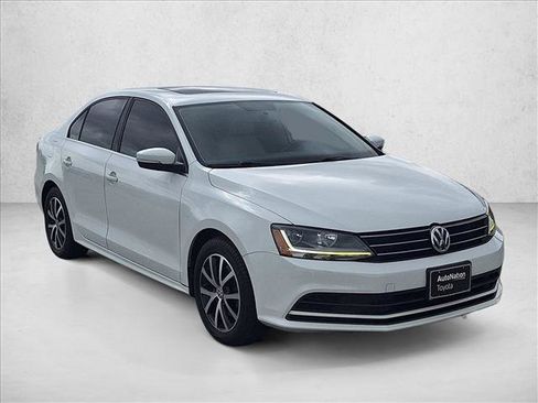 Used 2017 Volkswagen Jetta SE FWD image 3