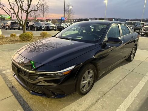 Used 2025 Hyundai Elantra SE image 1