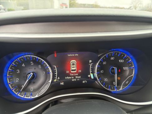 Used 2025 Chrysler Voyager LX image 21