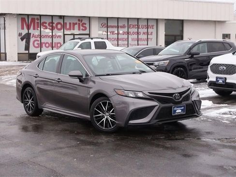 Used 2022 Toyota Camry SE image 2