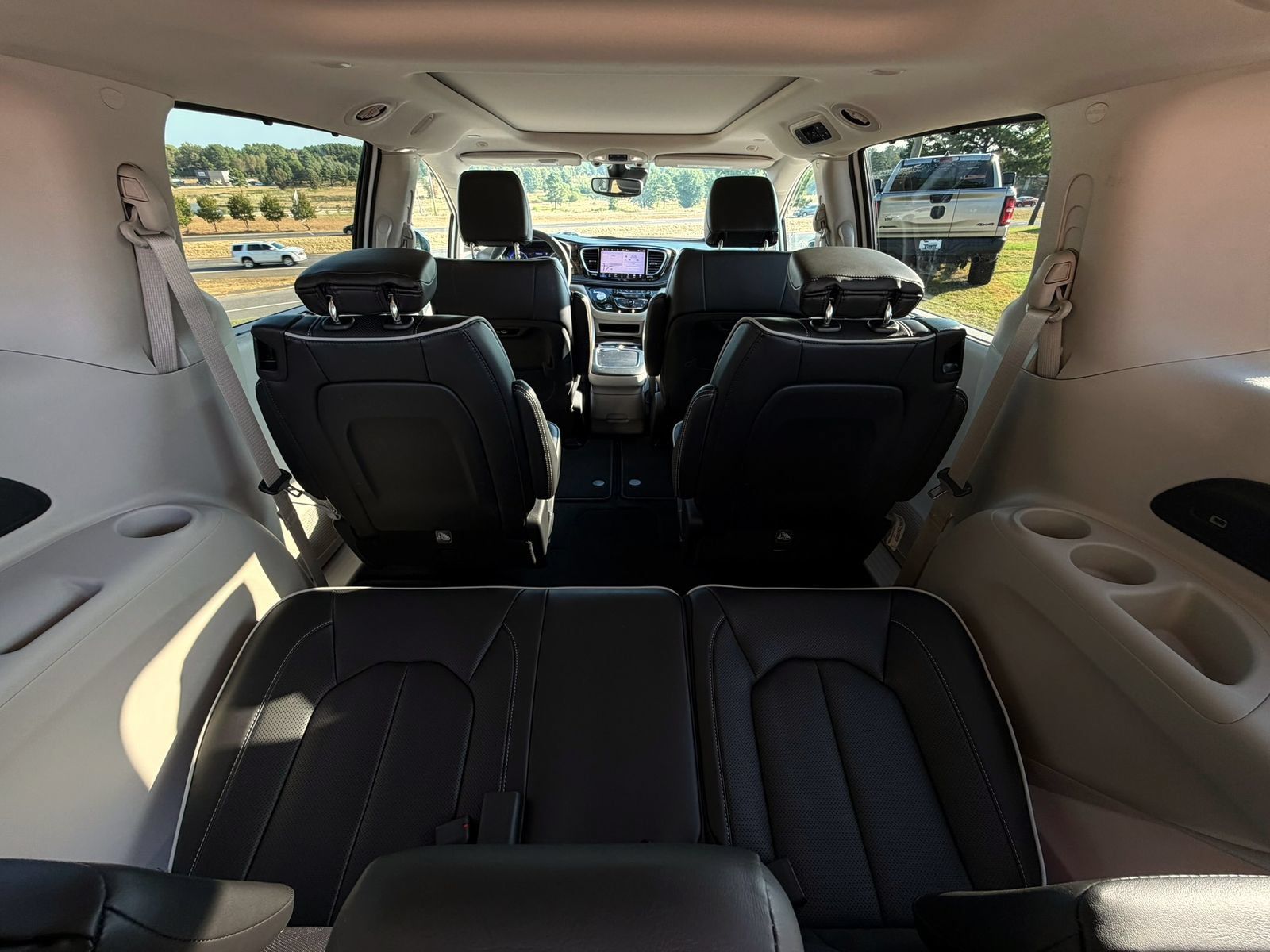 Used 2024 Chrysler Pacifica Limited AWD/4WD image 30