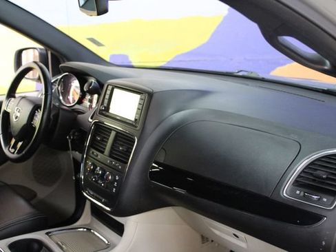Used 2019 Dodge Grand Caravan SXT FWD image 14