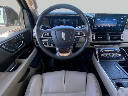 Used 2023 Lincoln Navigator 4WD image 6