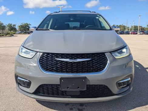 Used 2023 Chrysler Pacifica Limited FWD image 2