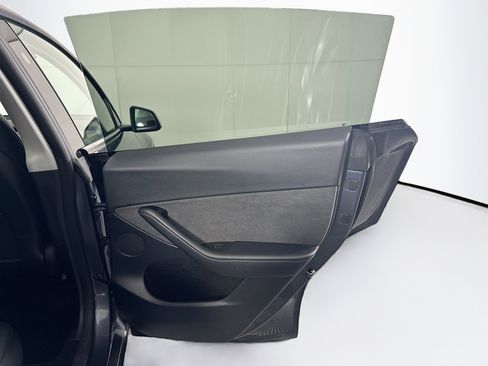 Used 2023 Tesla Model Y 2WD image 29
