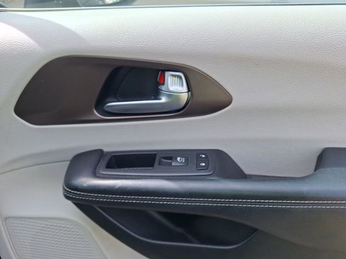 Used 2020 Chrysler Voyager Lxi image 34