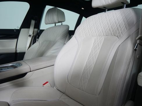 Used 2022 BMW 740i w/ M Sport Package image 11