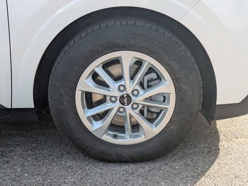 Used 2024 Kia Carnival LX image 9