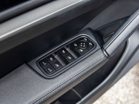 Used 2024 Porsche Cayenne Coupe image 38