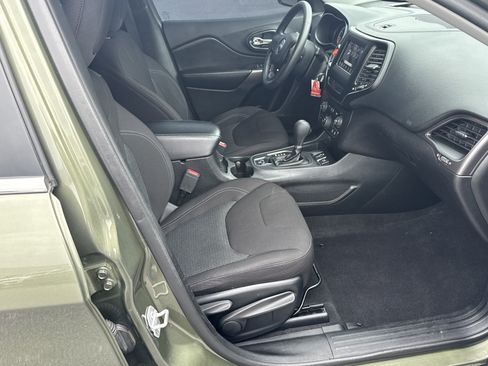 Used 2019 Jeep Cherokee Latitude w/ Popular Appearance Group image 16