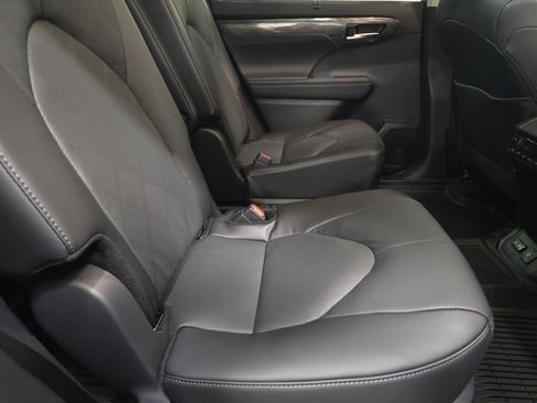 New 2026 Toyota Highlander Platinum image 22