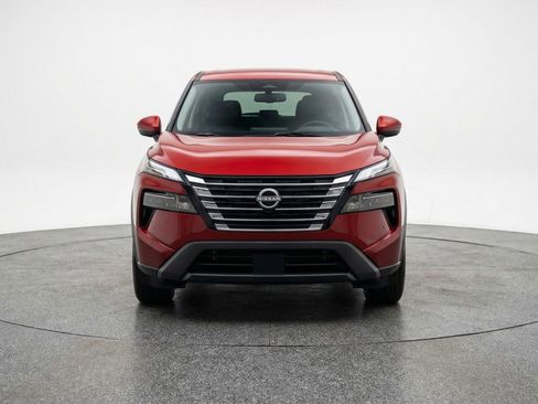 Used 2025 Nissan Rogue SV image 2