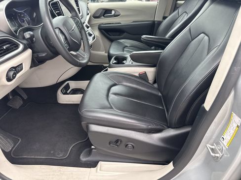 Used 2024 Chrysler Pacifica Touring-L FWD image 12