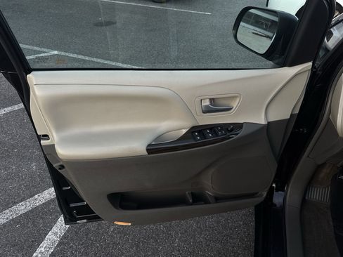 Used 2017 Toyota Sienna XLE image 23