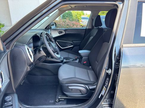 Used 2025 Kia Soul LX w/ LX Technology Package FWD image 24