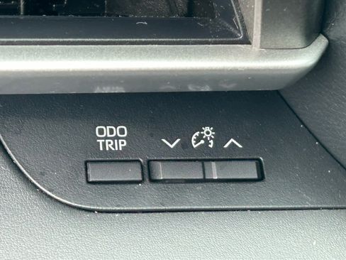 Used 2021 Toyota Highlander XLE AWD/4WD image 22