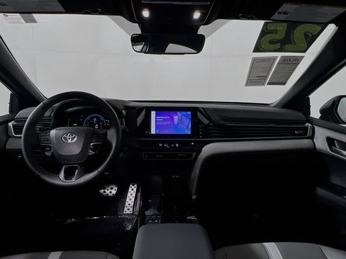Used 2025 Toyota Camry SE image 30
