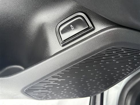 Used 2025 Chevrolet Equinox LT w/ Convenience Package II image 12