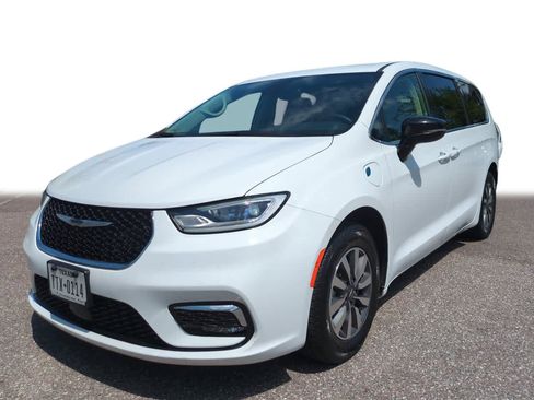 Used 2024 Chrysler Pacifica Limited FWD image 1
