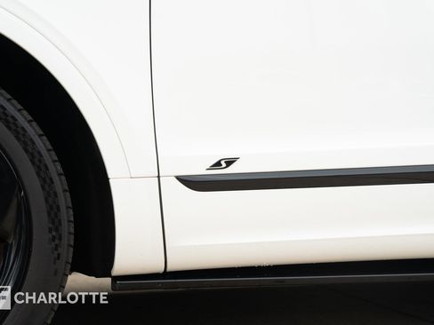 Used 2024 Bentley Bentayga image 10