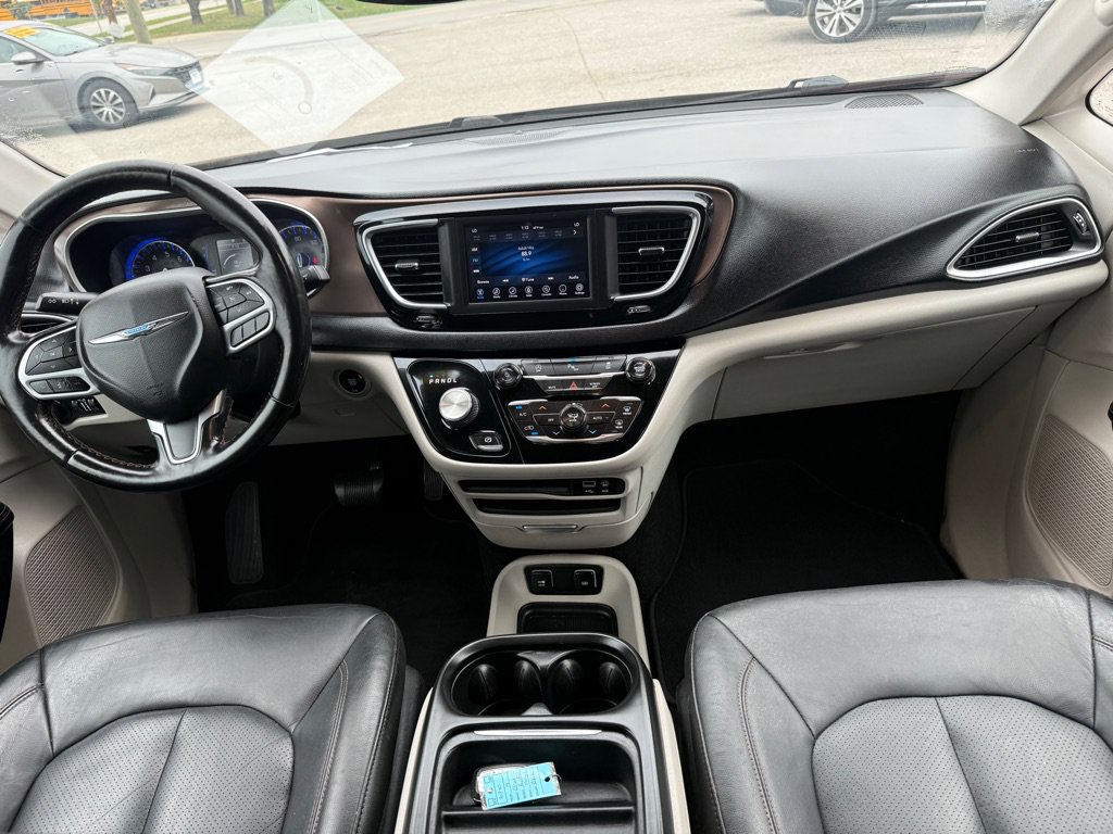 Used 2019 Chrysler Pacifica Touring-L FWD image 11