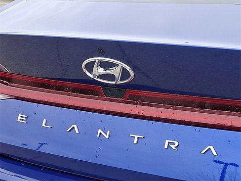 Certified 2022 Hyundai Elantra Limited image 30
