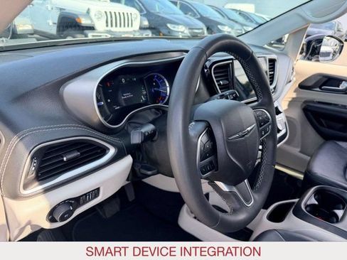 Certified 2024 Chrysler Pacifica Limited FWD image 10