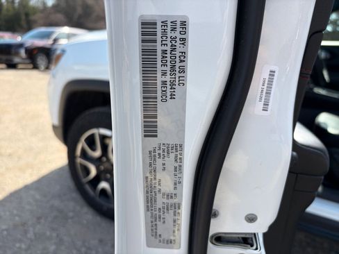 Used 2025 Jeep Compass Trailhawk image 28