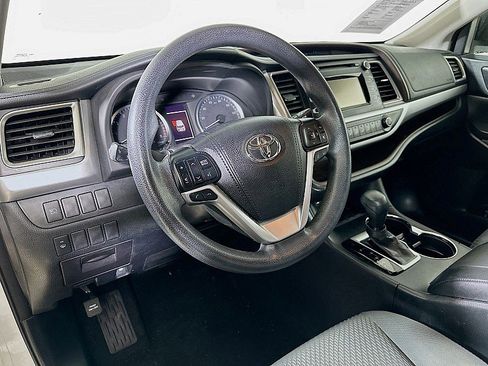 Used 2018 Toyota Highlander LE image 9