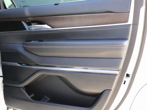 Used 2023 Jeep Grand Wagoneer Base image 12