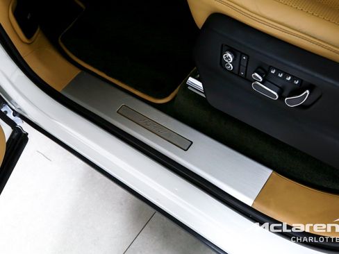 Used 2021 Bentley Bentayga Plug-In Hybrid AWD/4WD image 16