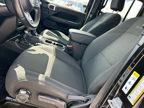 Used 2019 Jeep Wrangler Unlimited Sahara AWD/4WD image 6