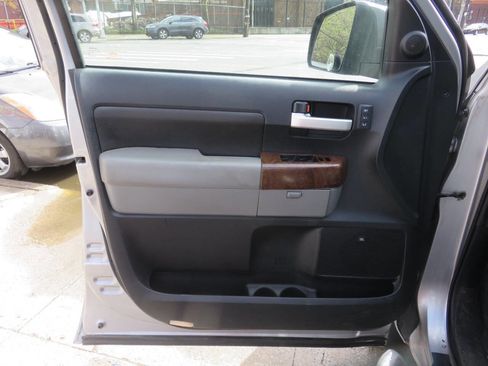 Used 2010 Toyota Tundra Limited image 25
