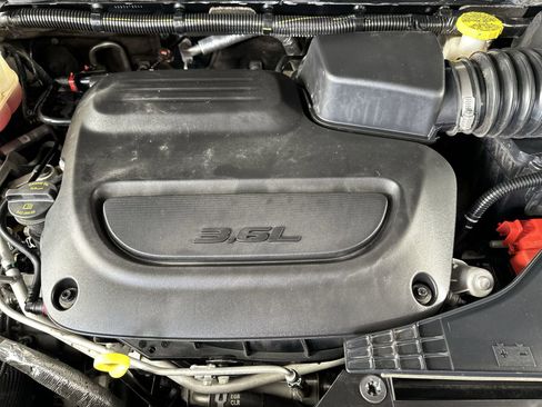 Used 2023 Chrysler Pacifica Limited FWD image 28