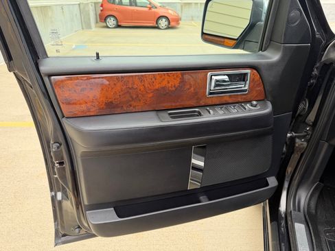 Used 2015 Lincoln Navigator 4WD image 10