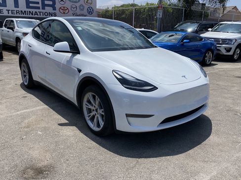 Used 2024 Tesla Model Y Long Range AWD/4WD image 8