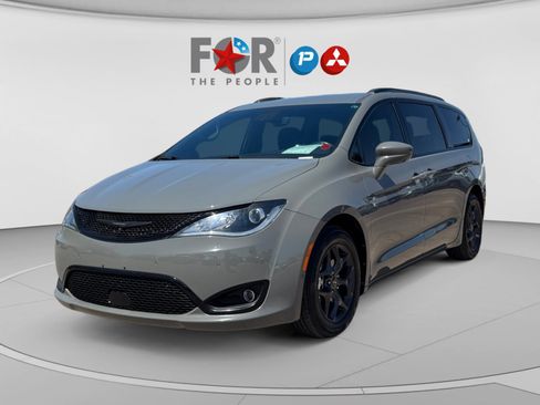 Used 2020 Chrysler Pacifica Touring-L Plus w/ Advanced Safetytec Group FWD image 1