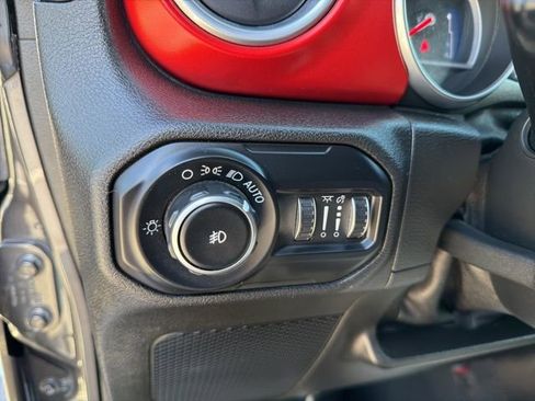 Used 2018 Jeep Wrangler Rubicon w/ Cold Weather Group AWD/4WD image 19